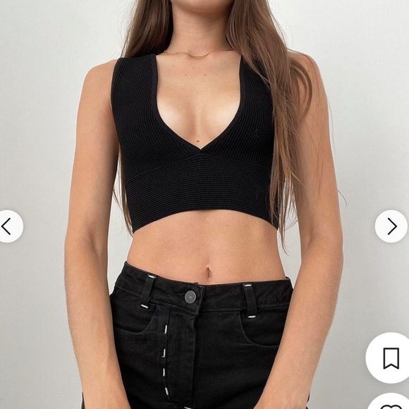 Babaton Tops - NWOT Aritzia Babaton Sculpt Knit Deep V-Neck Minimalist Crop Tank in Black - L